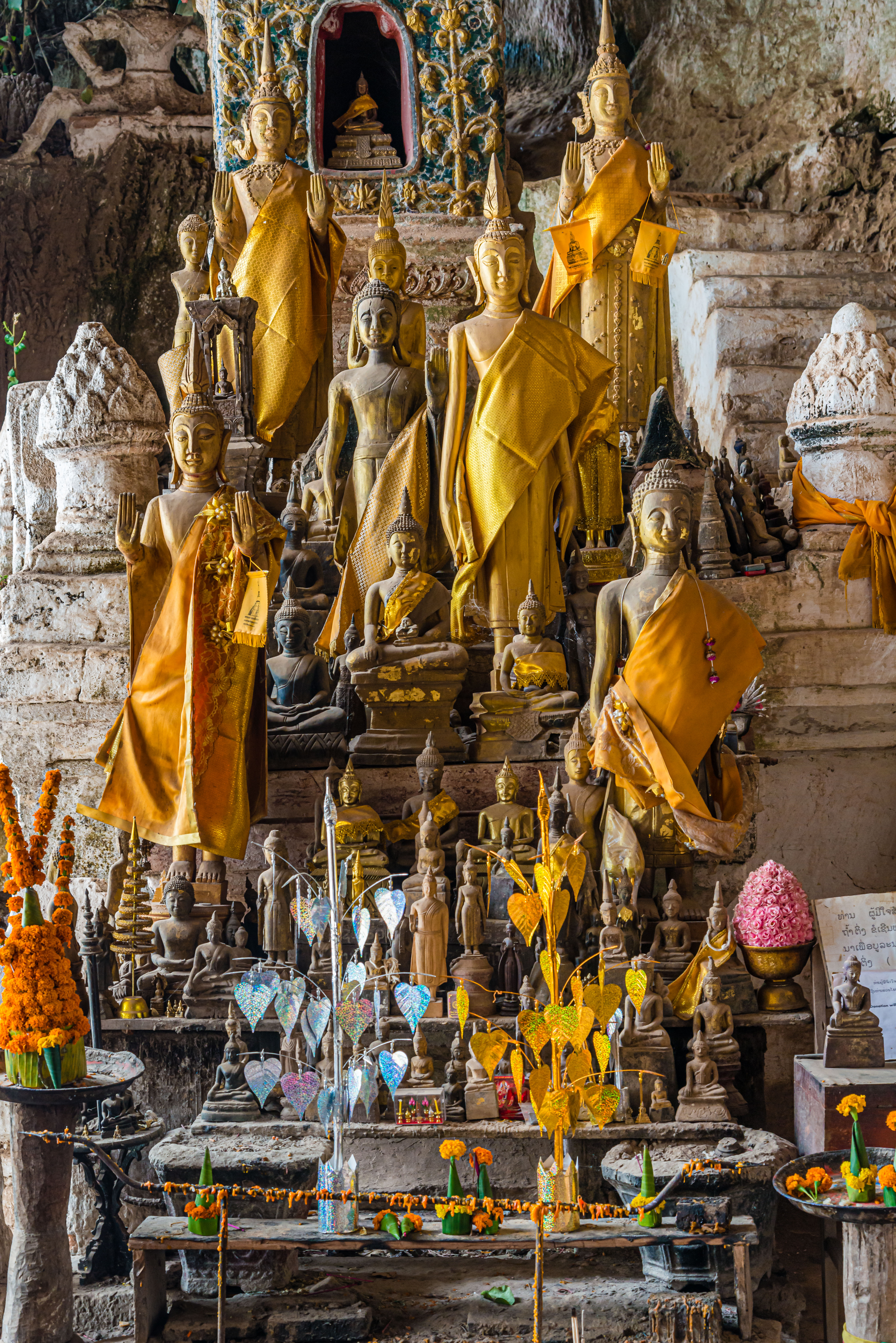 LA160069-Buddha's-at-the-famous-Pak-ou-Caves.jpg