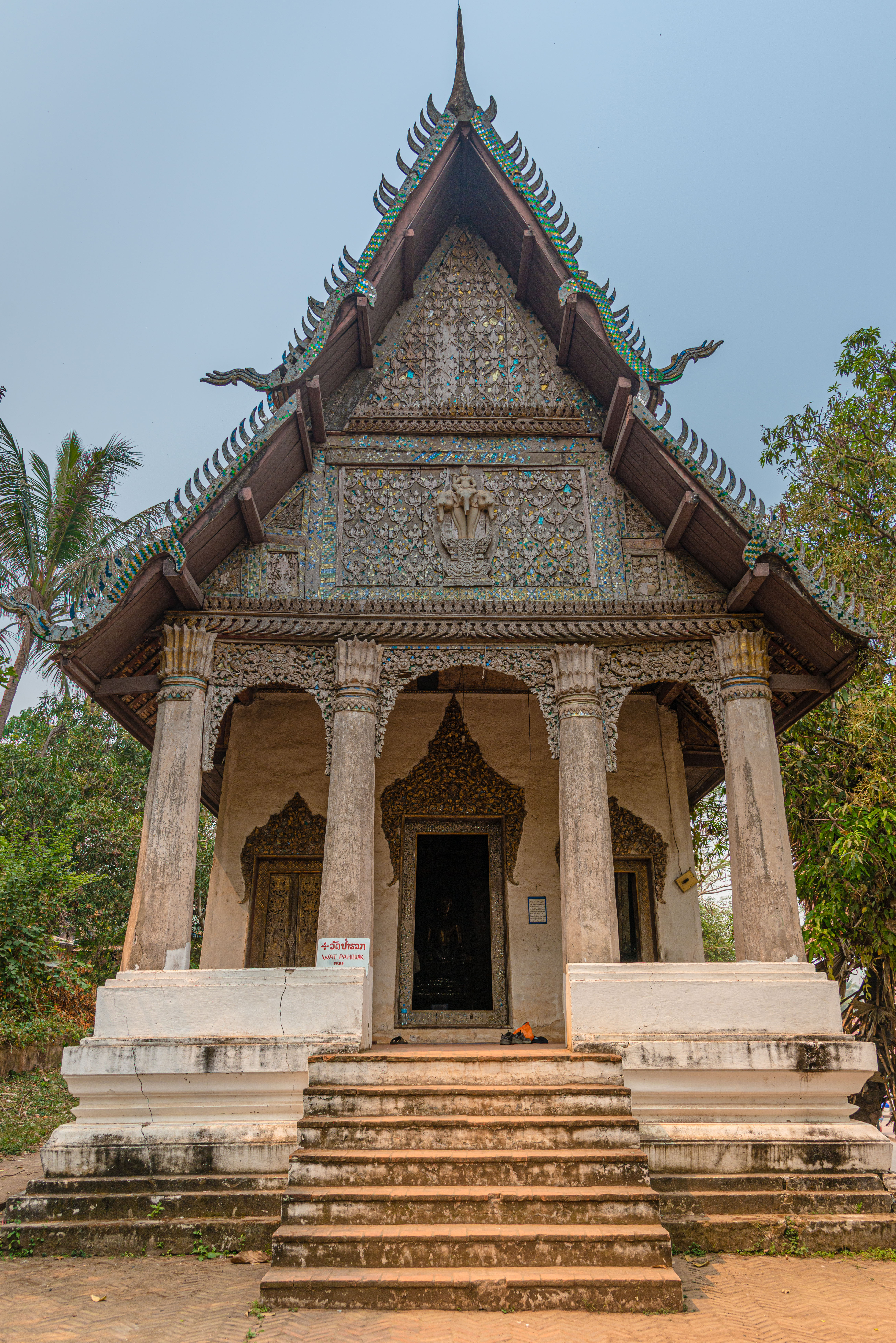 LA160156-Buddha's-at-the-famous-Pak-ou-Cavesat-Pa-Houak.jpg